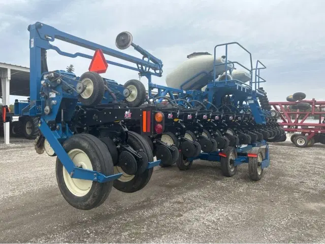Image of Kinze 3600 equipment image 2