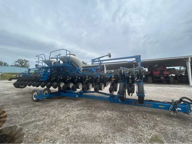 Image of Kinze 3600 equipment image 1