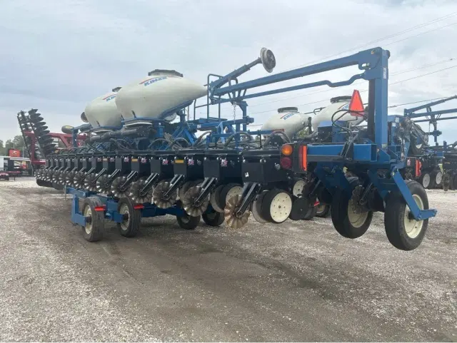 Image of Kinze 3600 equipment image 4