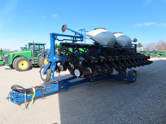 Image of Kinze 3600 equipment image 2