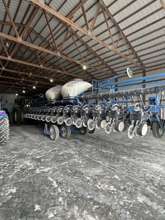 2014 Kinze 3600 Equipment Image0