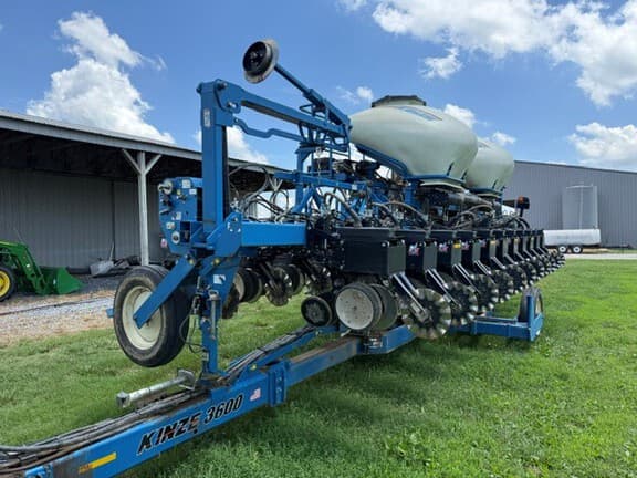 Image of Kinze 3600 equipment image 2