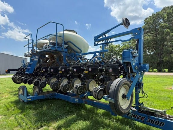 2014 Kinze 3600 Equipment Image0