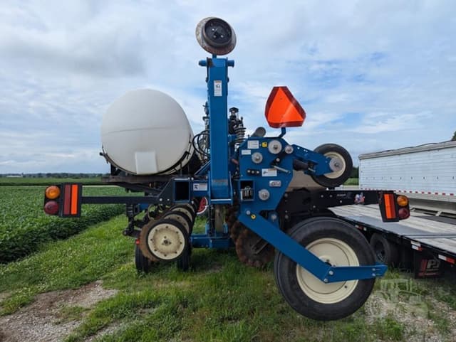 Image of Kinze 3600 equipment image 2