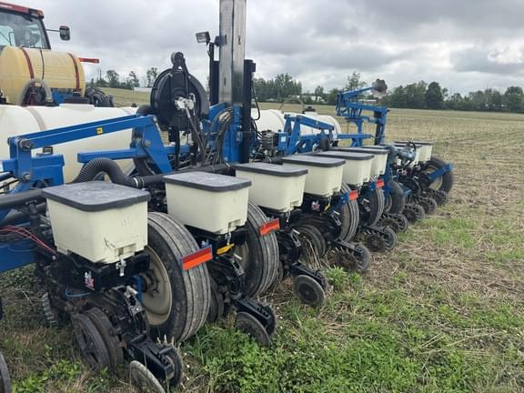Image of Kinze 3600 equipment image 2