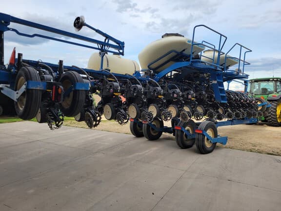 Image of Kinze 3660 equipment image 1