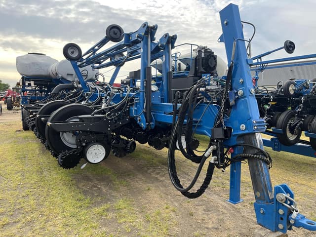 Image of Kinze 4900 equipment image 1