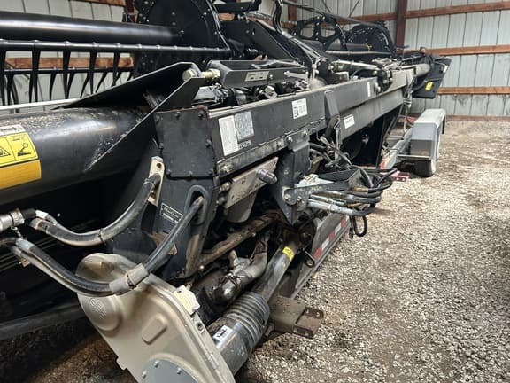 Image of MacDon FD75-S equipment image 4