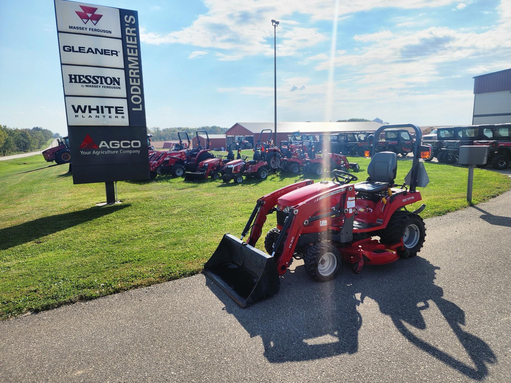 2014 Massey Ferguson GC1715 Equipment Image0