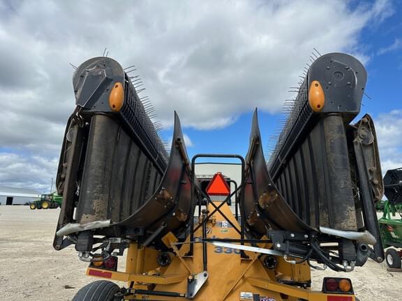 Image of Oxbo 330 equipment image 4