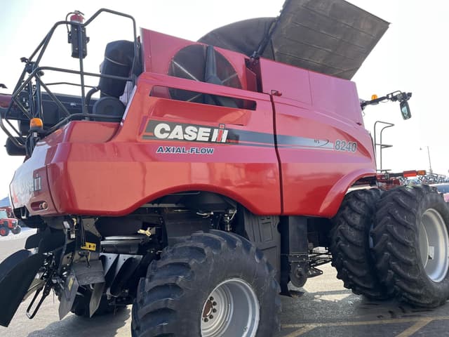 Image of Case IH 8240 equipment image 2
