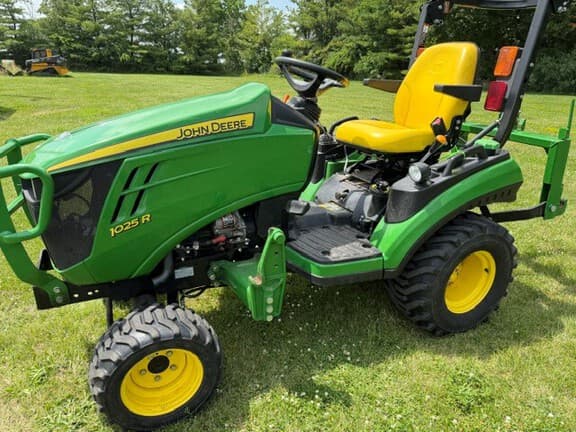 Image of John Deere 1025R equipment image 3