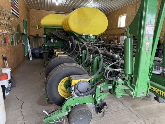 2015 John Deere 1775 Equipment Image0