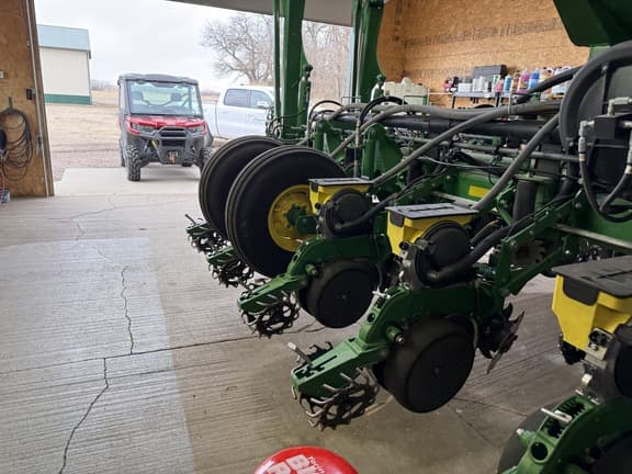 Image of John Deere 1775 equipment image 3