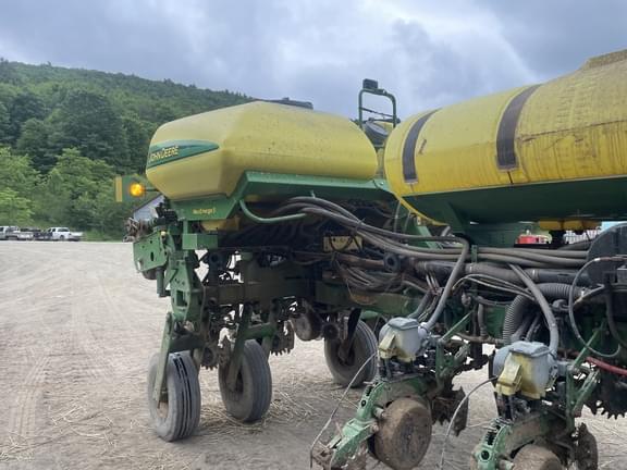 Image of John Deere 1775 equipment image 3