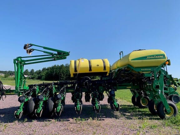 2015 John Deere 1775 Equipment Image0