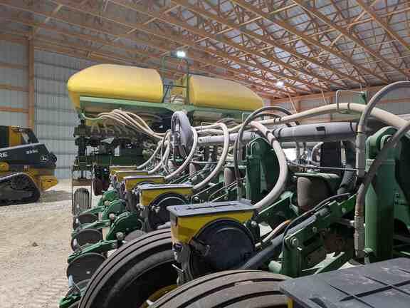 Image of John Deere 1775 equipment image 3