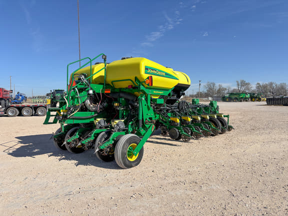Image of John Deere 1775 equipment image 4