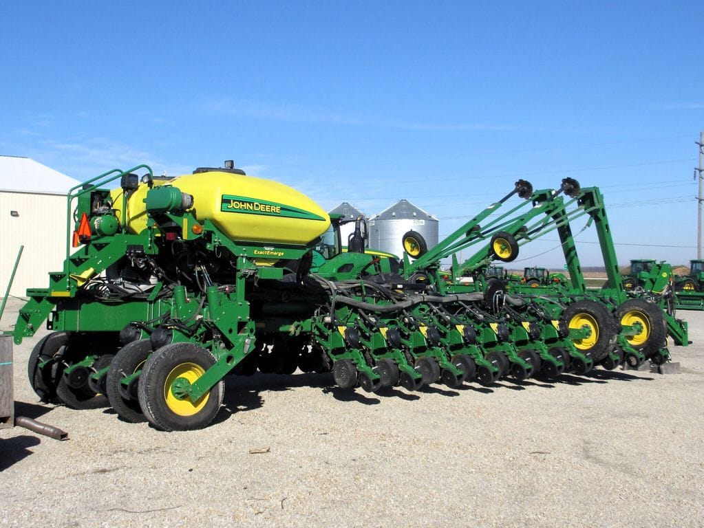 2015 John Deere 1775 Equipment Image0