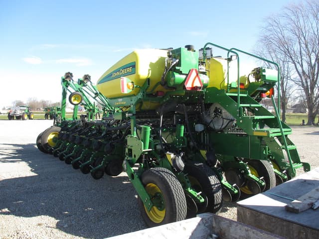 Image of John Deere 1775 equipment image 3