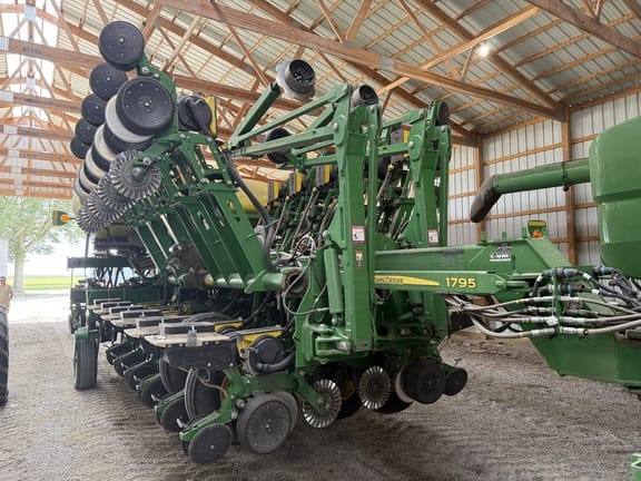 2015 John Deere 1795 Equipment Image0