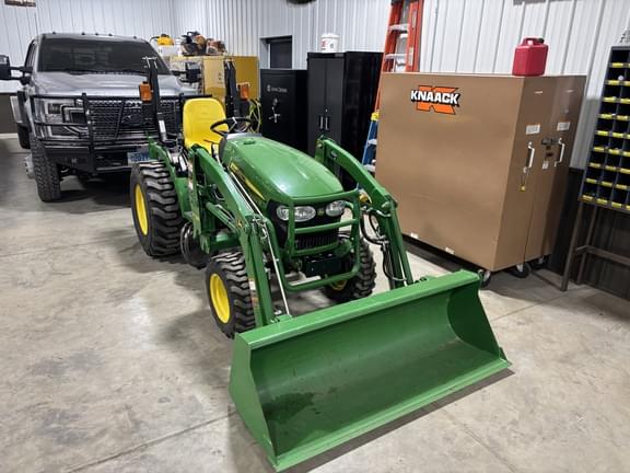 Image of John Deere 2032R equipment image 2