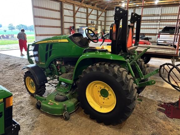 Image of John Deere 3033R equipment image 4