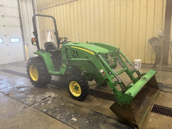 2015 John Deere 3033R Equipment Image0