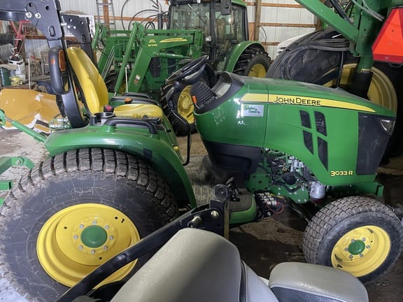 2015 John Deere 3033R Equipment Image0