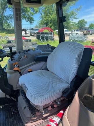 Image of John Deere 6135E equipment image 4