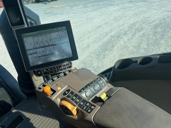 Image of John Deere 8245R equipment image 4