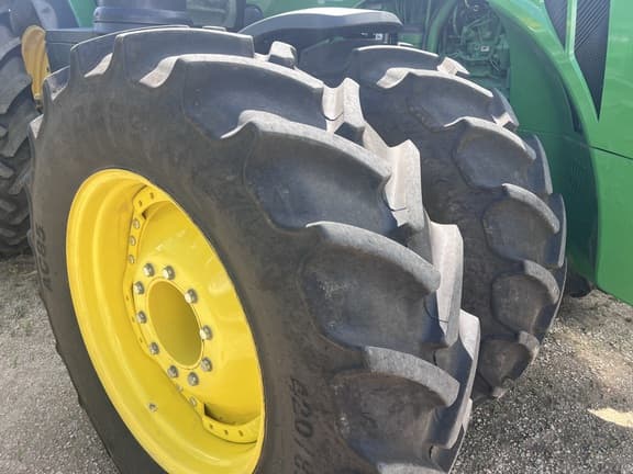 Image of John Deere 8370R equipment image 2