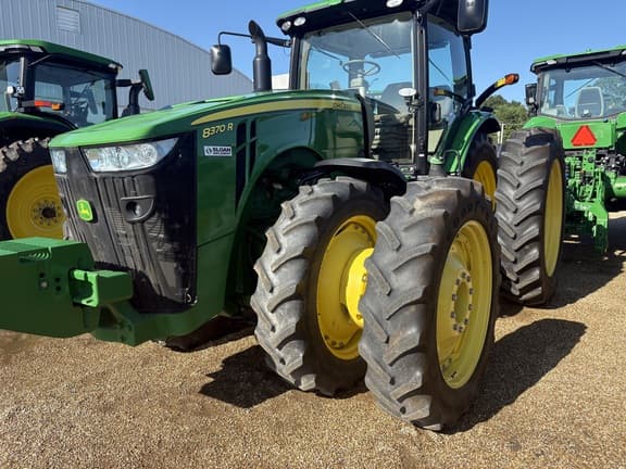 Image of John Deere 8370R equipment image 2