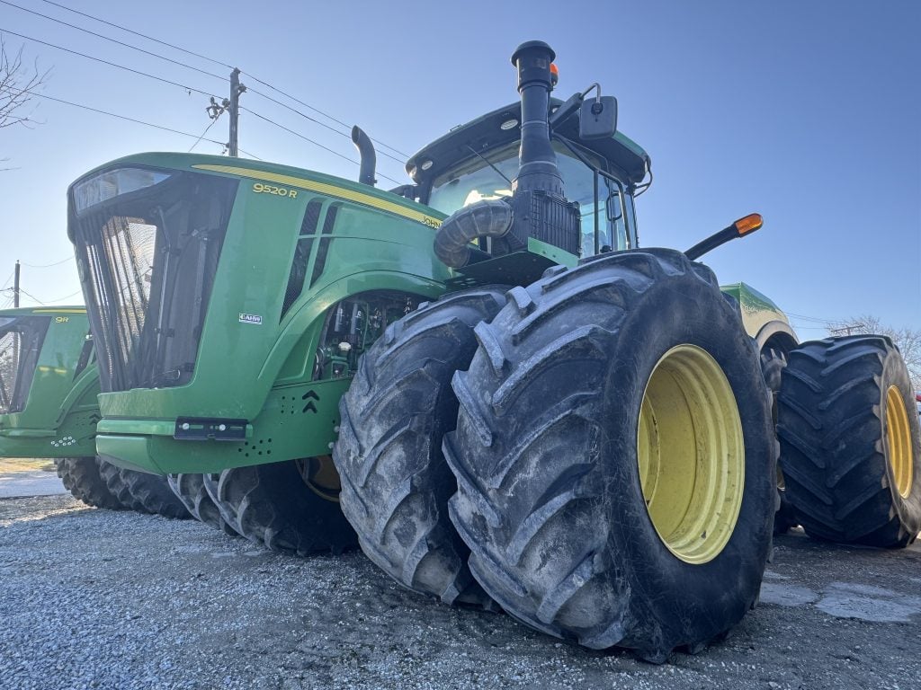2015 John Deere 9520R Equipment Image0