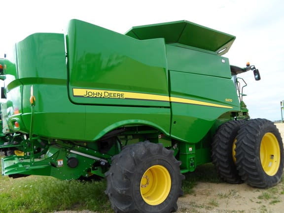 2015 John Deere S670 Equipment Image0