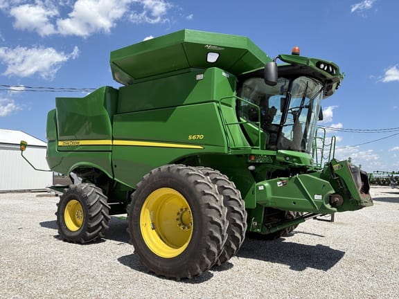2015 John Deere S670 Equipment Image0