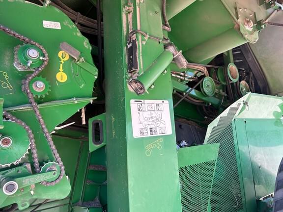 Image of John Deere S680 equipment image 4