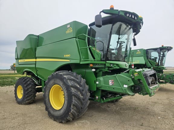 2015 John Deere S680 Equipment Image0