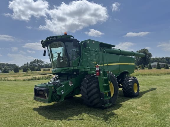 Image of John Deere S690 equipment image 1