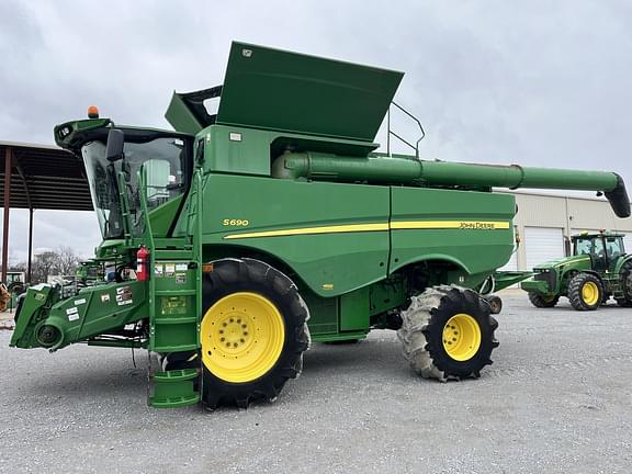 Image of John Deere S690 equipment image 2