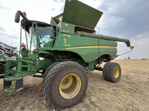 2015 John Deere S690 Equipment Image0
