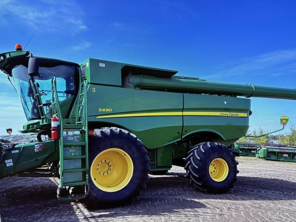 2015 John Deere S690 Equipment Image0
