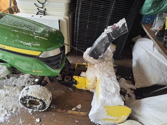 Image of John Deere X300 equipment image 3