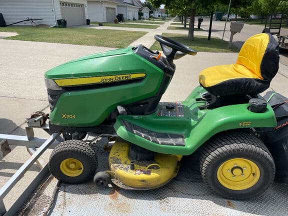Image of John Deere X304 equipment image 1