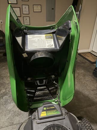 Image of John Deere X304 equipment image 4