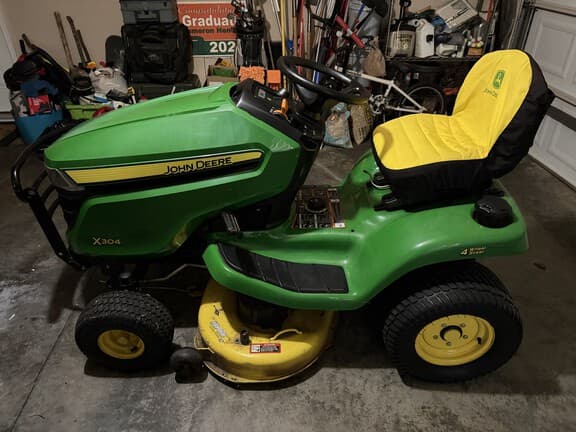 Image of John Deere X304 equipment image 1