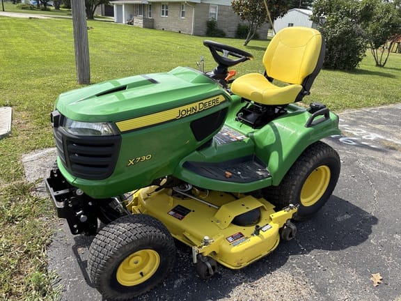 2015 John Deere X730 Equipment Image0