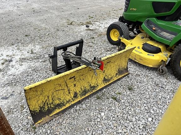 Image of John Deere X750 equipment image 1