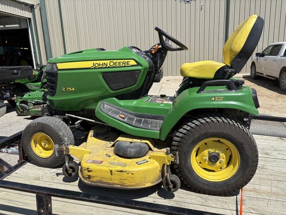 Image of John Deere X754 equipment image 3