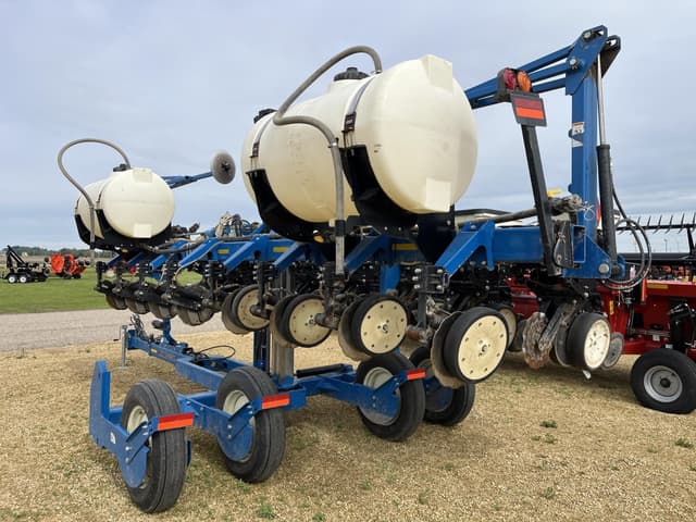 Image of Kinze 3500 equipment image 3